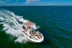 Sugestões para equipar um pequeno barco com motor fora de borda para ir ao mar